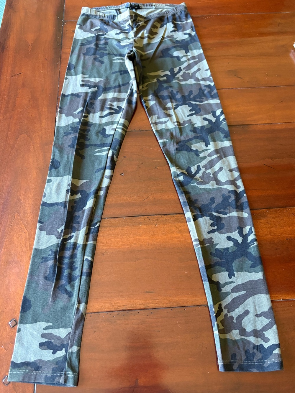 GUESS Women’s Olive Green/ Army Print Leggings